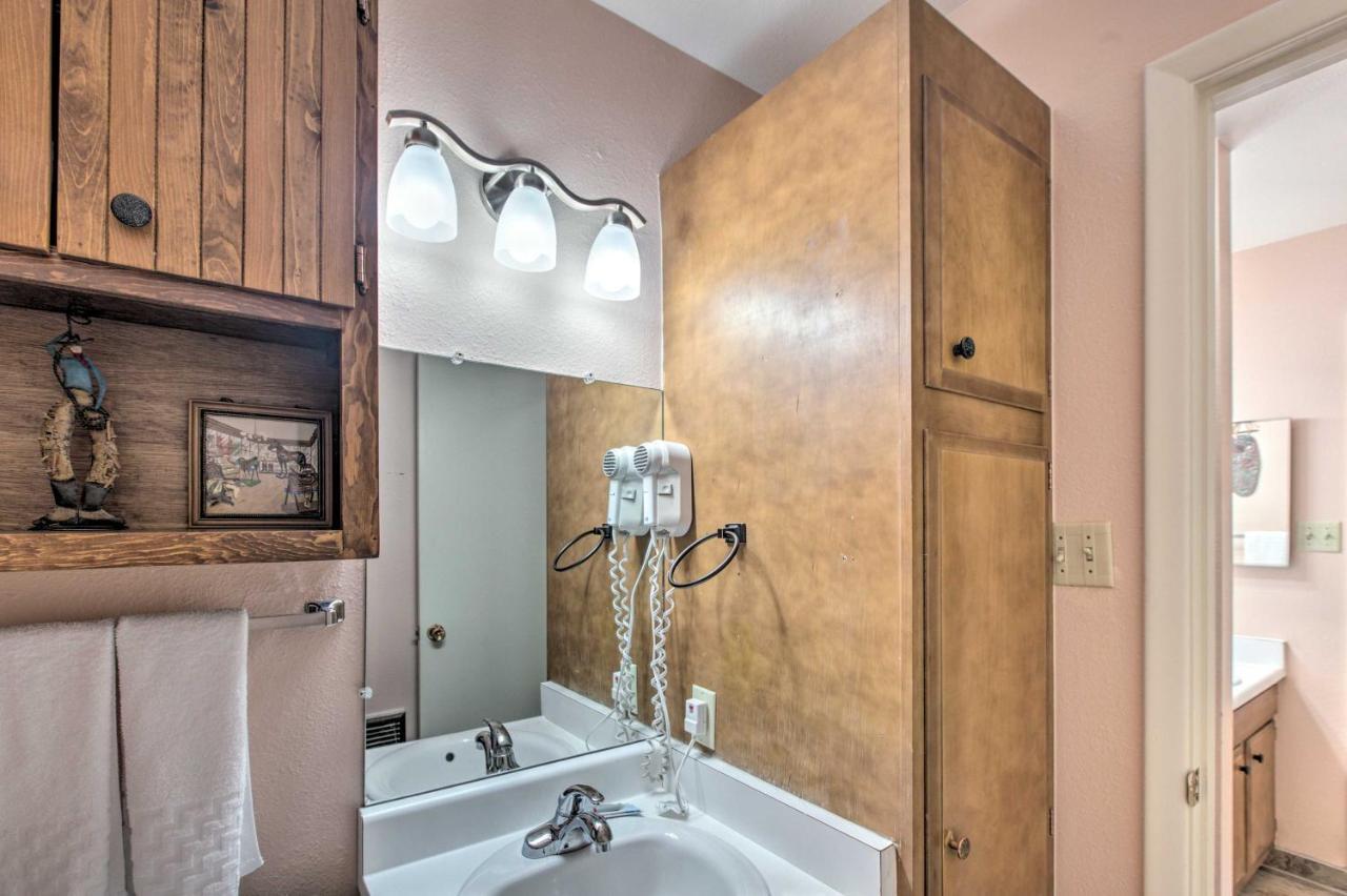 Red River Ski Condo On Main St - Mtn View! Exterior photo